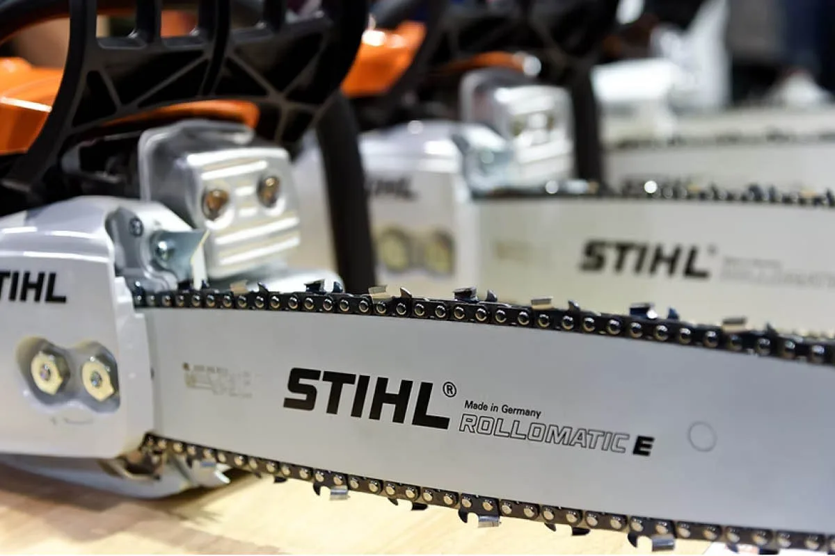 Nahaufnahme einer Stihl Kettensäge 